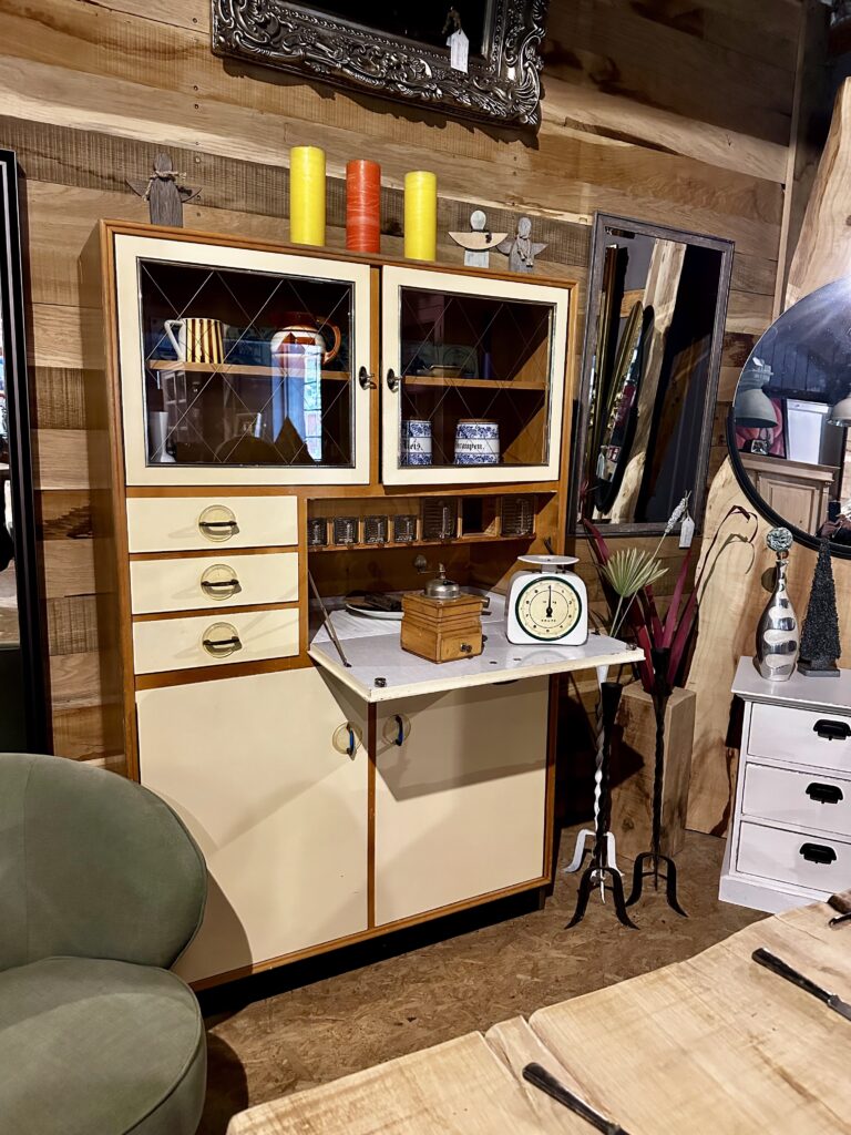Alter Küchenschrank aus den 1950er-Jahren mit Patina, Eiche und Emaille – ausgestellt im Möbel-Bahnhof Bielefeld“