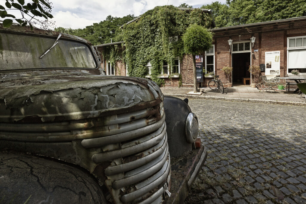 Verwitterter Oldtimer-LKW vor dem historischen Backsteingebäude des Möbel-Bahnhofs Bielefeld“