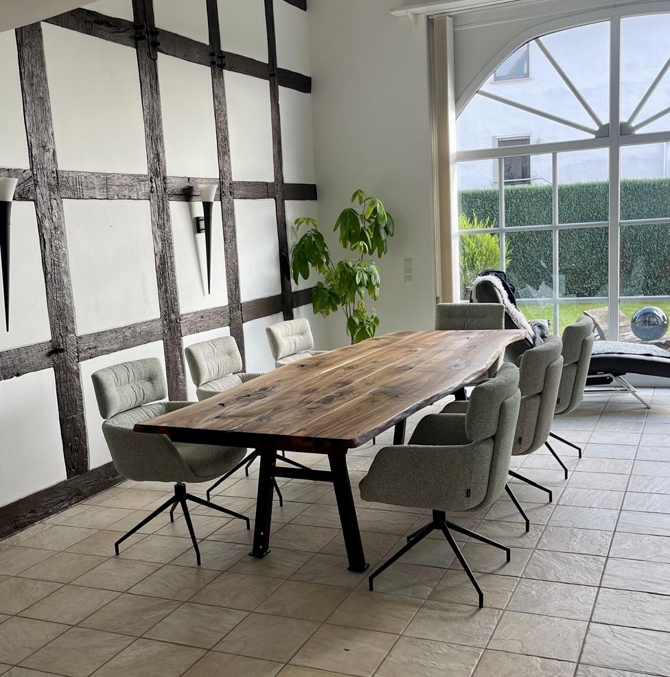 Fertiger Tisch aus Nussbaum aus Bielefeld im Wohnzimmer eines alten Bielefelder Fachwerkhauses.