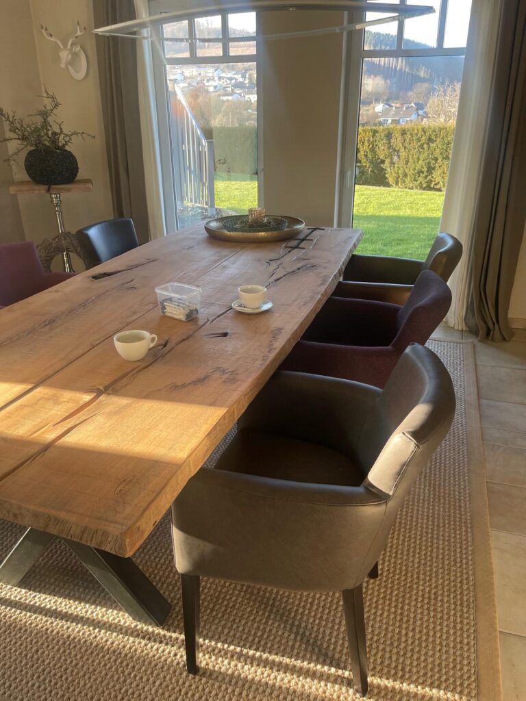 Großer Esstisch aus Massivholz mit individuell gewählten Esszimmerstühlen nach Maß  in Stoff und Leder, arrangiert als Einheit