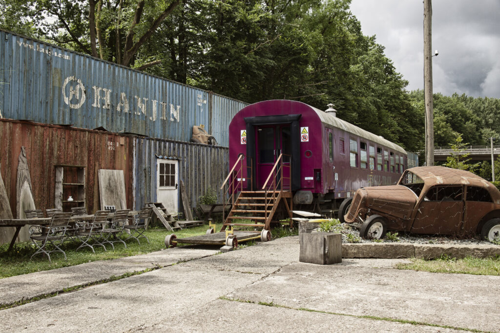 Ein alter Container und ein Waggon auf dem Gelände des Möbel-Bahnhof Bielefeld
