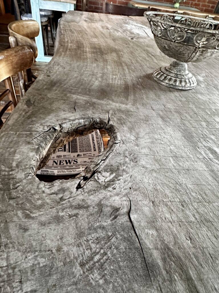 Massivholztisch mit Naturloch aus Eiche – Möbel-Bahnhof Bielefeld