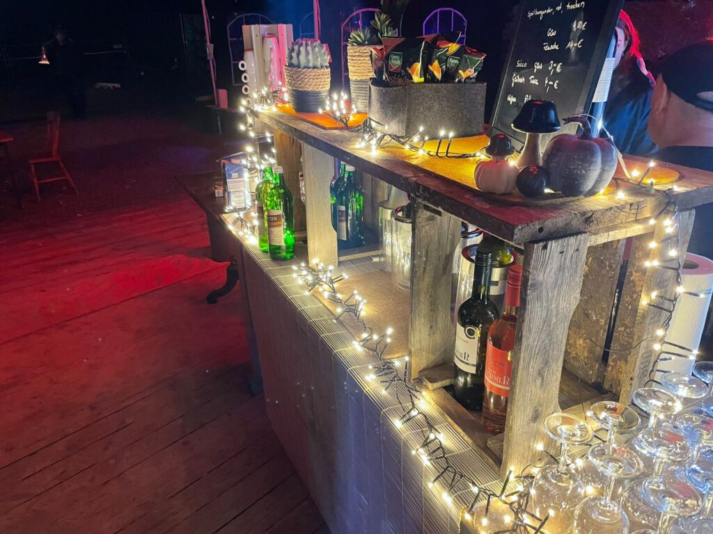 Tanz in den Mai am Möbel-Bahnhof Bielefeld an Gleis 6 mit DJ, Tanzfläche und Abendstimmung