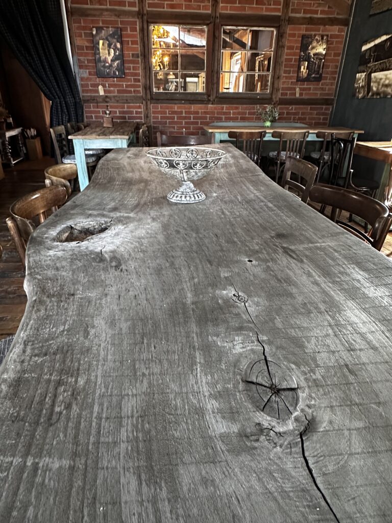 Große Tischplatte aus alter Holzbohle mit markanter Maserung im Möbel-Bahnhof Bielefeld.