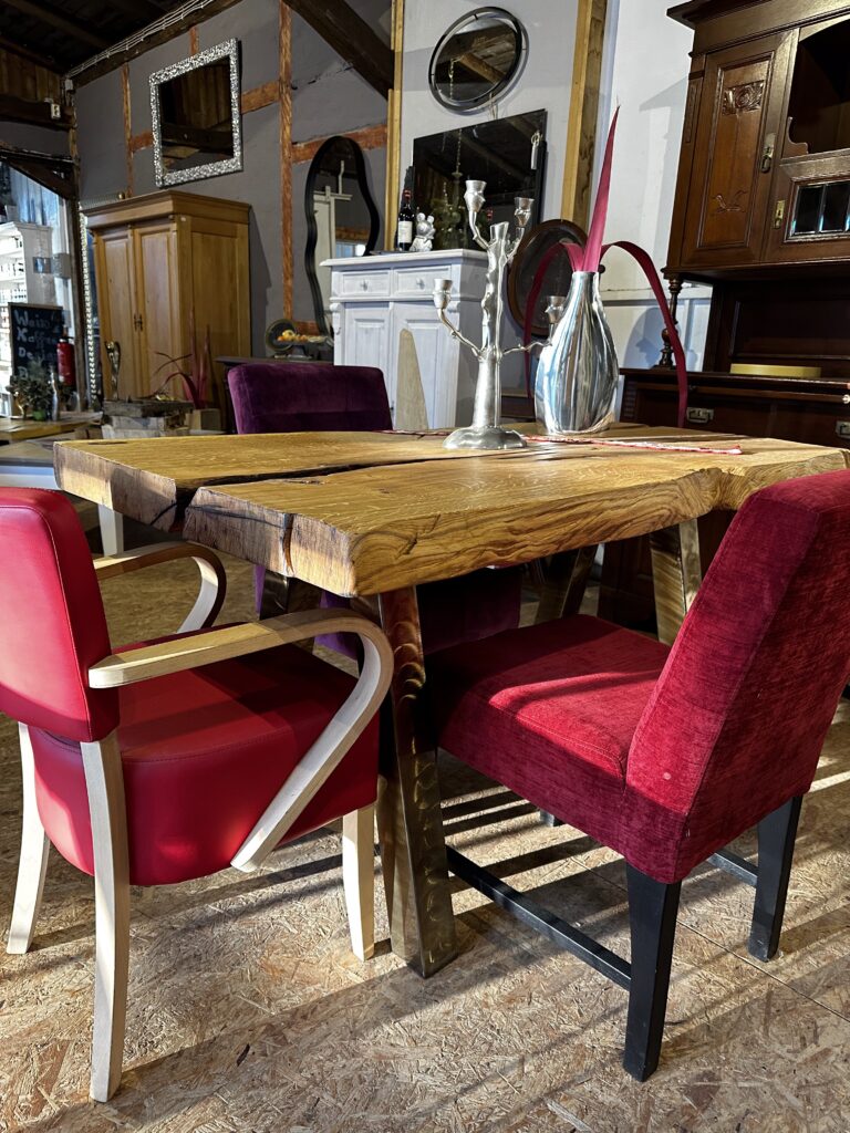 Esstisch aus alten Holzbohlen mit massiver Platte im Möbel-Bahnhof Bielefeld