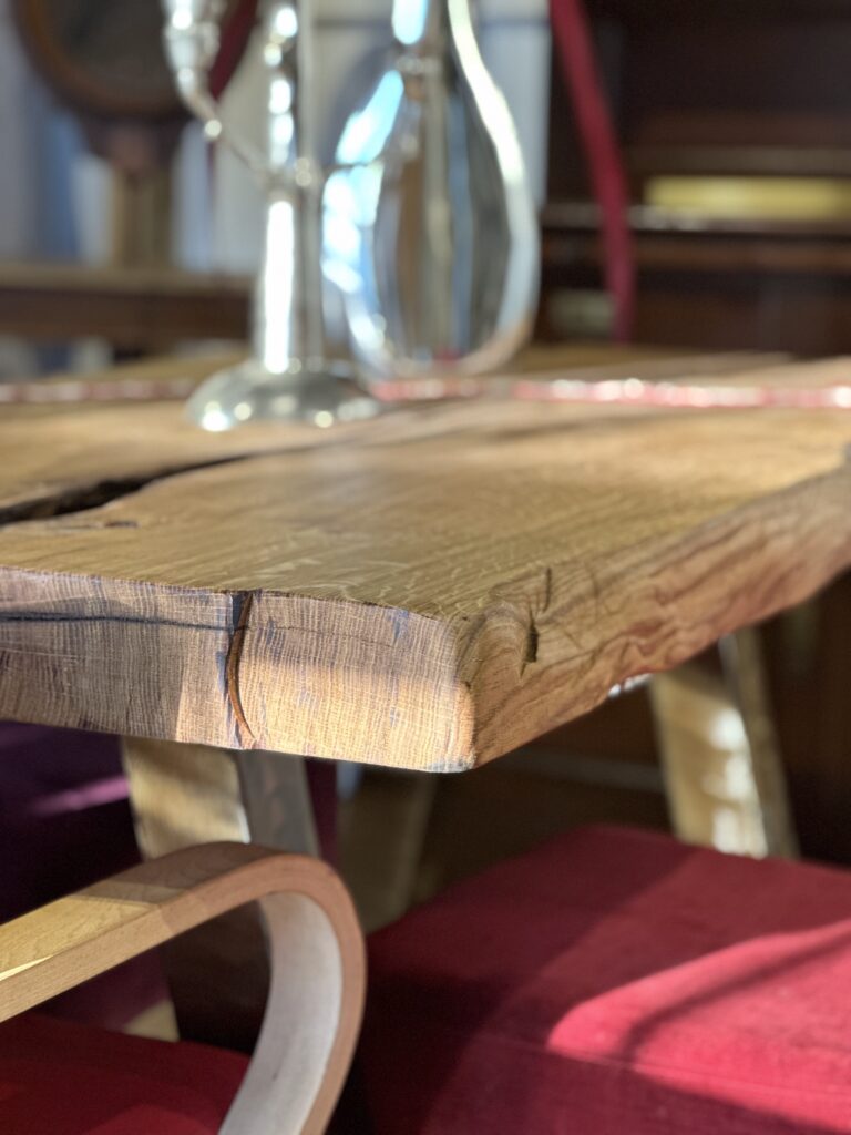 Massive Tischplatte aus alter Holzbohle mit natürlicher Kante und Rissstruktur