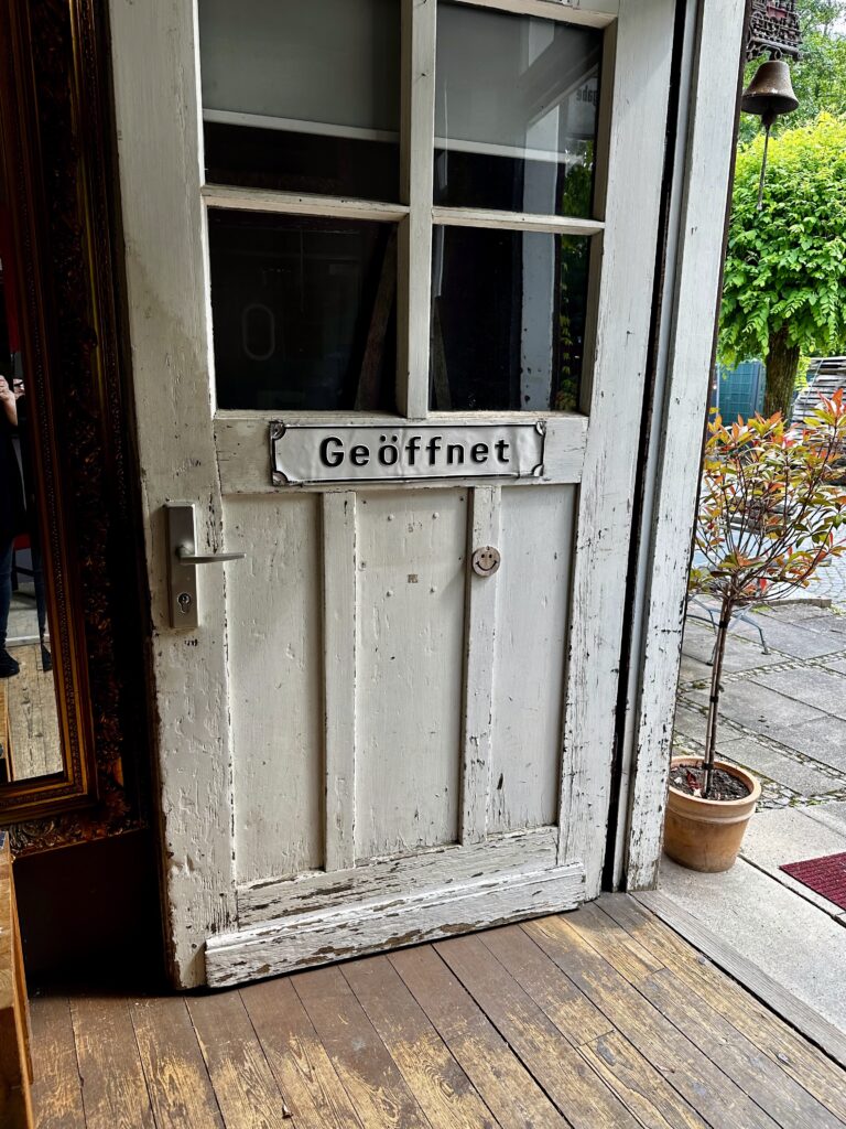 Geöffnete historische Bahnhofstür des Möbel-Bahnhofs Bielefeld vor der Veranstaltung Nächster Ausstieg Lebensart 2026.