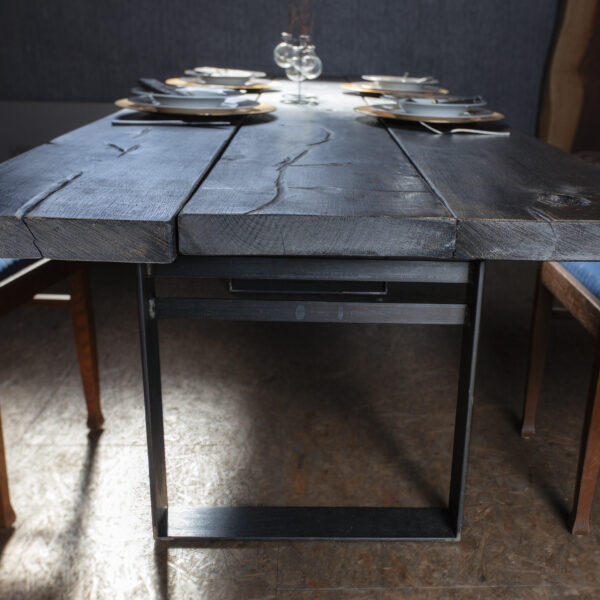 Schwarzer Tisch, roh, massiv und kompromisslos. Foto: von Uslar Fotodesign