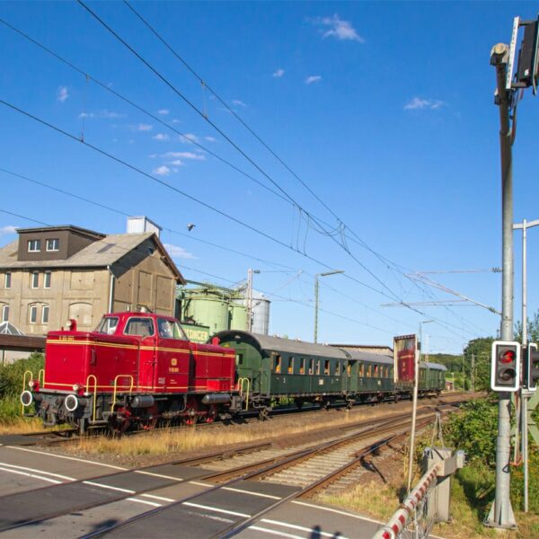 Historischer Oldtimerzug mit Diesellok aus den 1950er Jahren