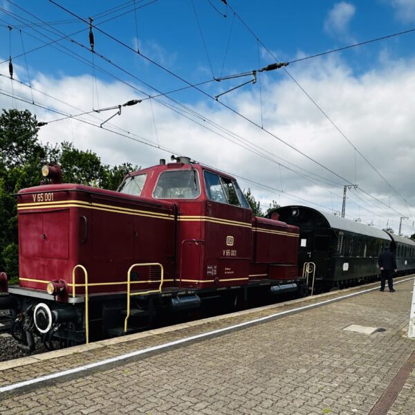 Alte Diesellok mit historischen Waggons im Bielefelder Hauptbahnhof