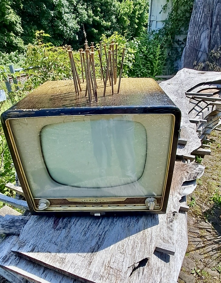 Mehr über den Artikel erfahren 34 Grad und ein Fernseher mit Nägeln