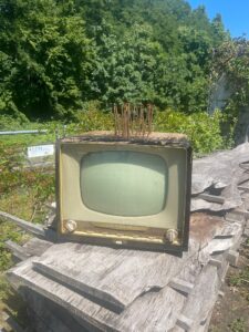 Mehr über den Artikel erfahren 34 Grad und ein Fernseher mit Nägeln
