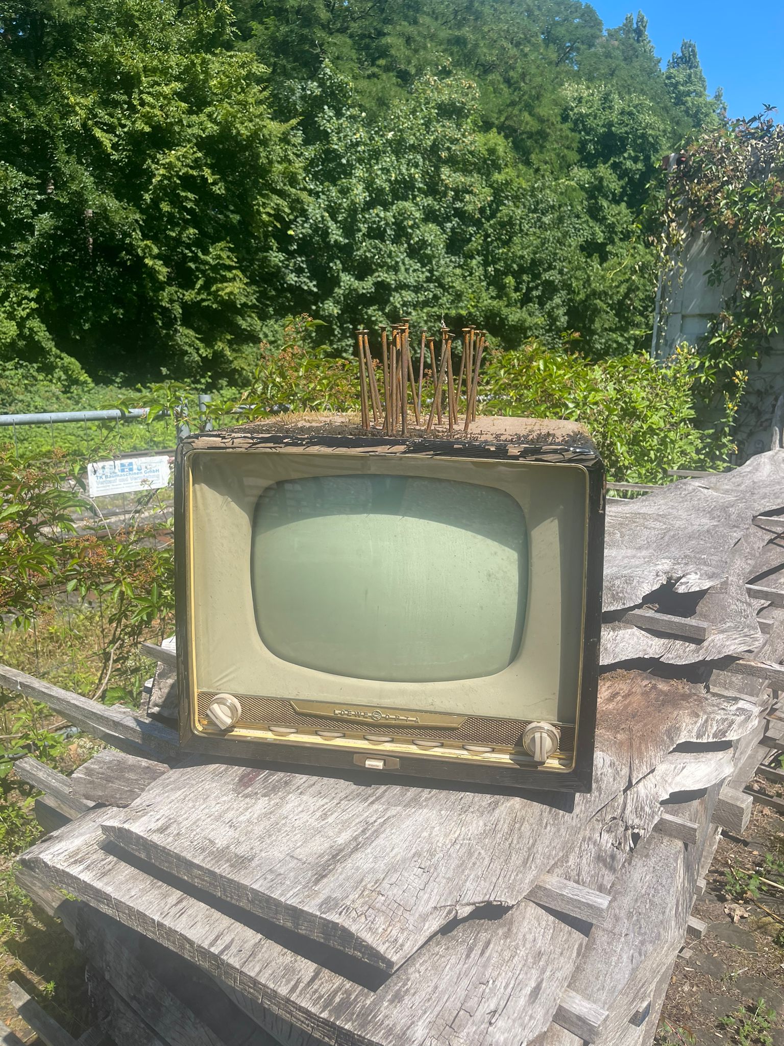 Mehr über den Artikel erfahren 34 Grad und ein Fernseher mit Nägeln