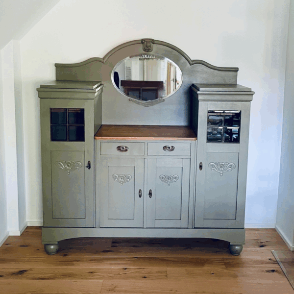 Aus alt wird modern: Die Bauernvitrine erstrahlt im Möbel-Bahnhof in neuem Grau.