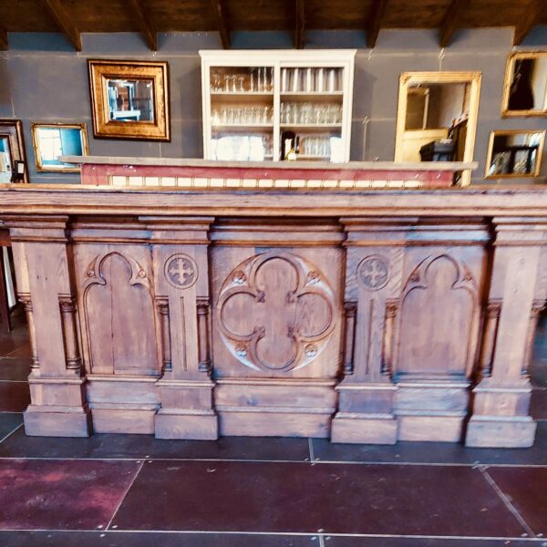 Ein Altar mit Vergangenheit: restauriert im Möbel-Bahnhof Bielefeld und bereit für sein nächstes Kapitel.