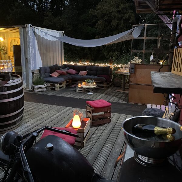 Vorweihnachtliche Stimmung auf der Terrasse des Möbel-Bahnhofs. Bei Made in Bielefeld darf’s auch draußen gemütlich werden.