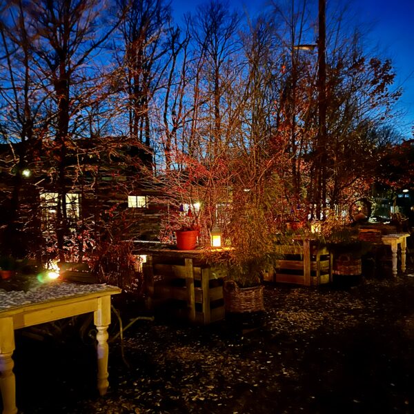 Stimmungsvolles Außenfoto des Möbel-Bahnhofs bei Made in Bielefeld mit warmen Lichtern.