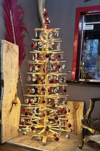 Mehr über den Artikel erfahren Weihnachten im Möbel-Bahnhof: Ein Baum erzählt