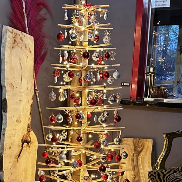 Weihnachtsbaum aus Holz im Möbel-Bahnhof mit roten und silbernen Kugeln