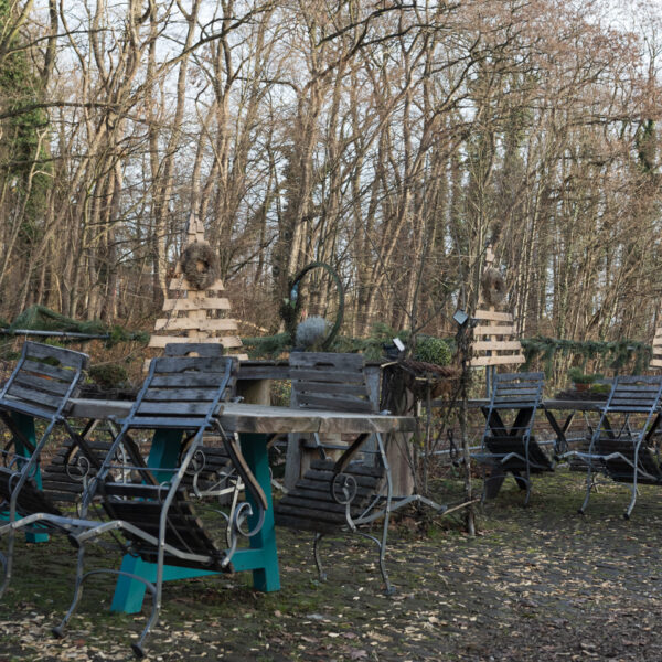 Außenbereich des Möbel-Bahnhofs in Bielefeld mit unbesetzten Stühlen auf dem Hof des ehemaligen Bahnhofs
