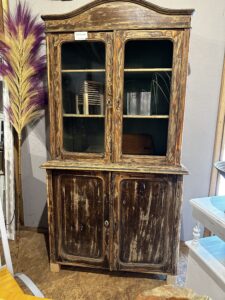 Mehr über den Artikel erfahren Warum manche Möbel im Möbel-Bahnhof bewusst unfertig bleiben