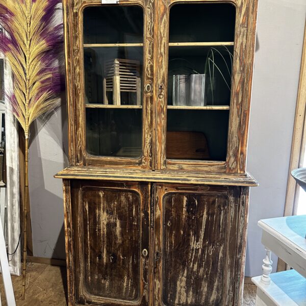 Antiker Sekretär im Möbel-Bahnhof Bielefeld, bewusst unfertig zur individuellen Endverarbeitung