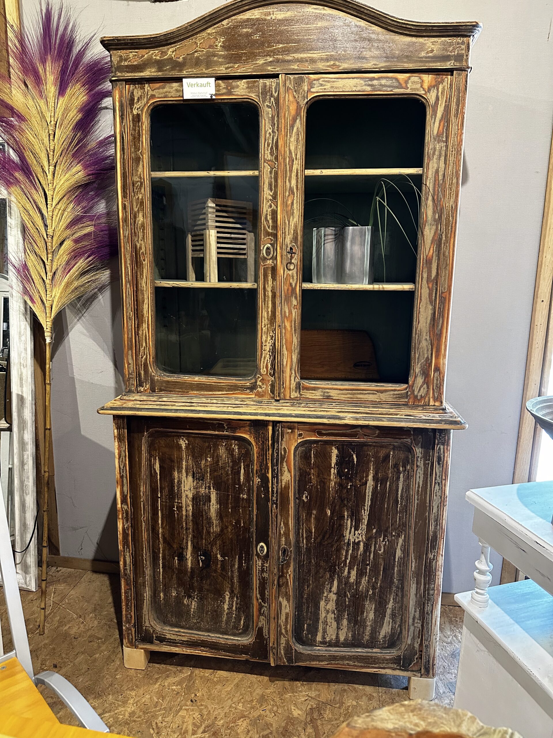 Mehr über den Artikel erfahren Warum manche Möbel im Möbel-Bahnhof bewusst unfertig bleiben