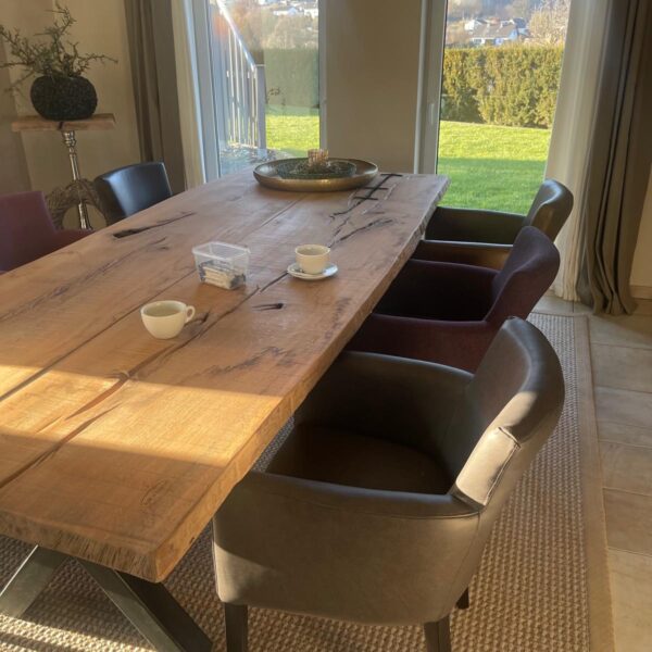 Großer Esstisch aus Massivholz mit individuell gewählten Esszimmerstühlen nach Maß in Stoff und Leder, arrangiert als Einheit