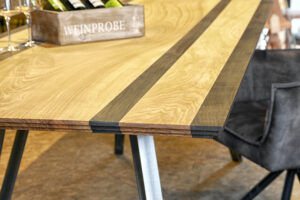 Mehr über den Artikel erfahren Ein Tisch im Möbel-Bahnhof ist kein Versprechen. Er ist bereit.