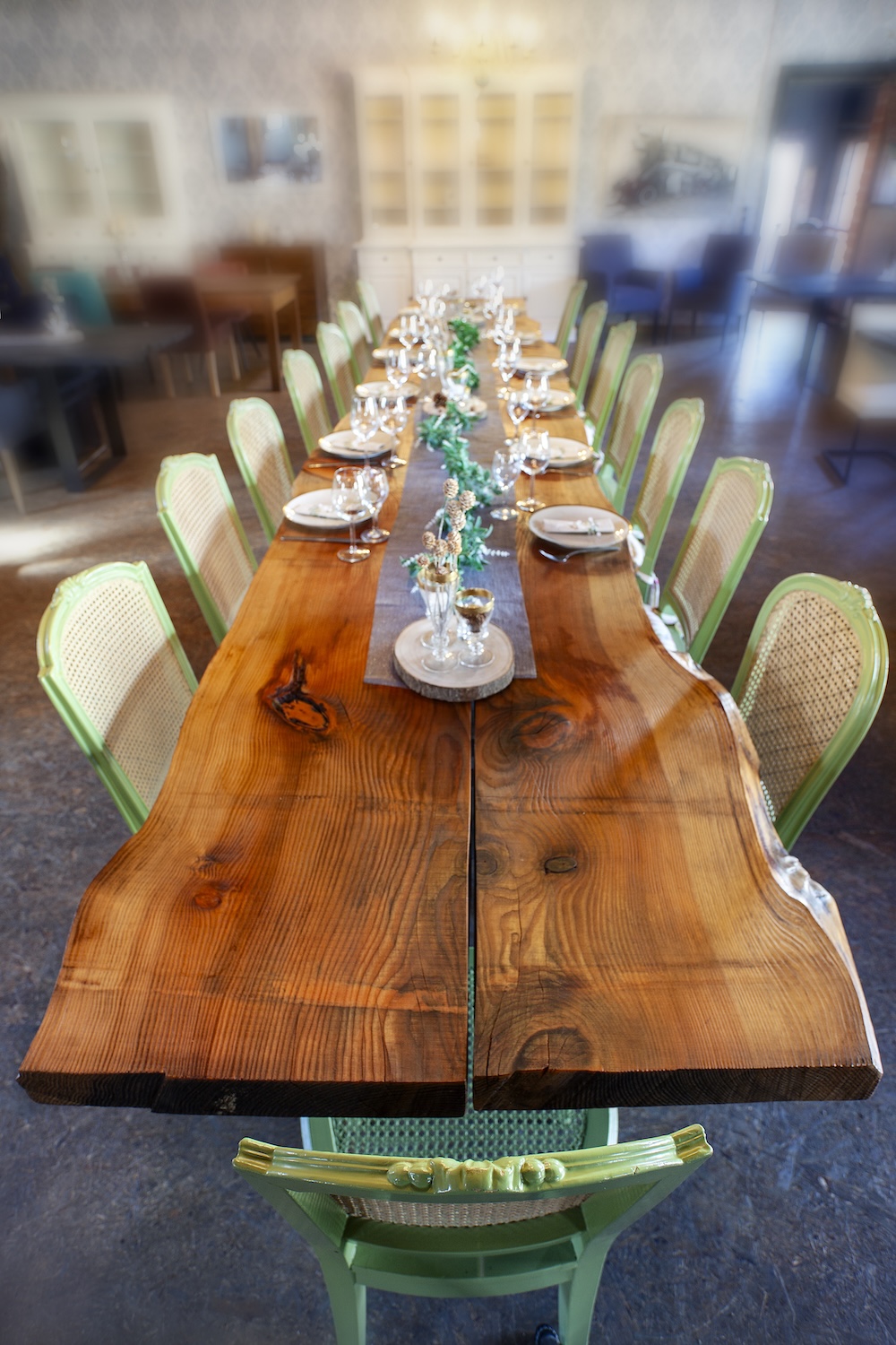 Mehr über den Artikel erfahren Tisch nach Maß in Bielefeld – Massivholz individuell gefertigt