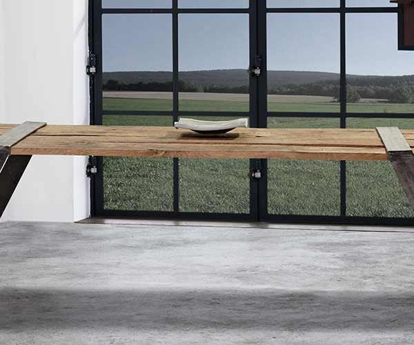 Eichentisch aus massiven Holzbohlen im Möbel-Bahnhof Bielefeld