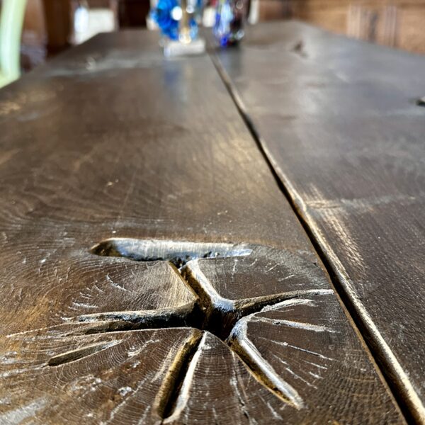 Astloch in einem Massivholztisch aus Eiche – Möbel-Bahnhof Bielefeld