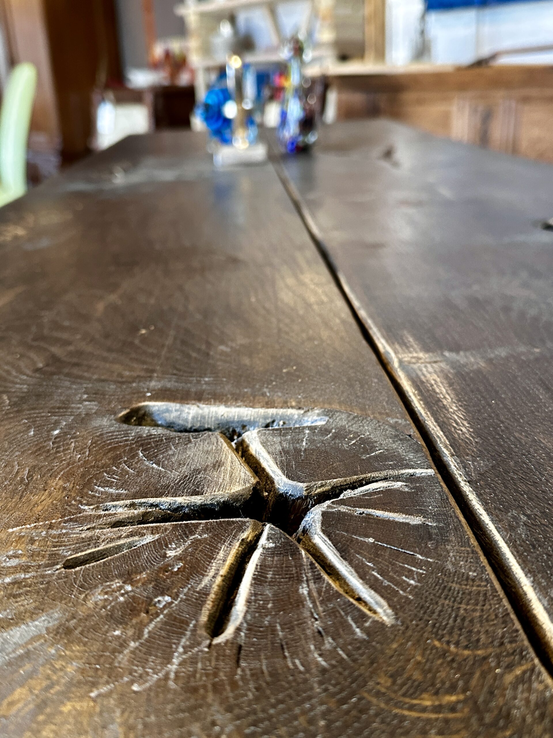 Mehr über den Artikel erfahren Andere machen Löcher zu. Wir bauen Tische drumherum.