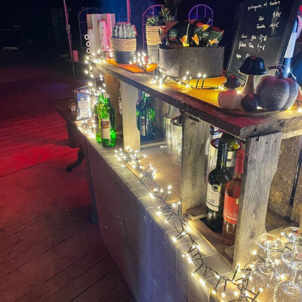 Tanz in den Mai am Möbel-Bahnhof Bielefeld an Gleis 6 mit DJ, Tanzfläche und Abendstimmung