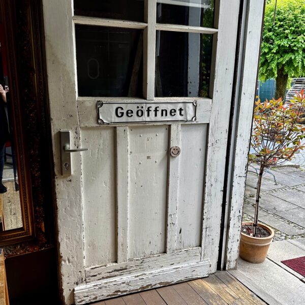 Geöffnete historische Bahnhofstür des Möbel-Bahnhofs Bielefeld vor der Veranstaltung Nächster Ausstieg Lebensart 2026.