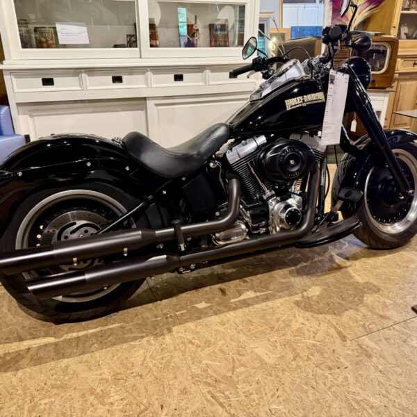Harley-Davidson zwischen Massivholztischen und antiken Möbeln im Möbel-Bahnhof in Bielefeld
